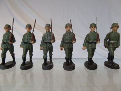 null ELASTOLIN (6) : un officier et 5x soldats allemands au défilé, état neuf.