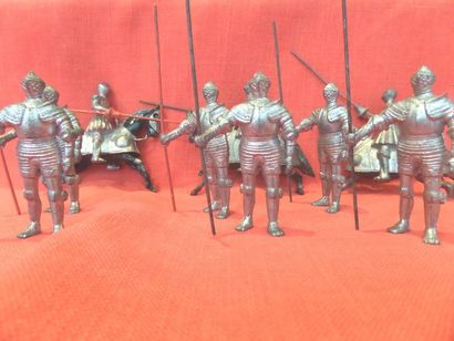 null BRITAINS (9) : un lot d'hommes d'armes duu Moyen-âge : 6x piétons, 3x cavaliers...