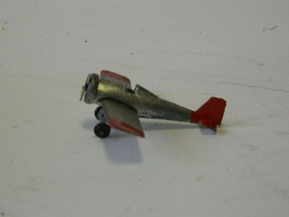 null Dinky Toys: Avion en métal. N° 60 D, gris et rouge. Bon état.

Longueur: 5.4...