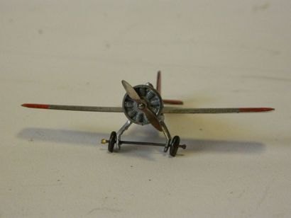 null Dinky Toys: Avion en métal. N° 60 D, gris et rouge. Bon état.

Longueur: 5.4...