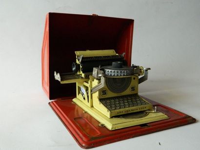 null USA: machine à écrire "junior". métal rouge. Rare. 

20x23 cm