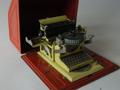 null USA: machine à écrire "junior". métal rouge. Rare. 

20x23 cm
