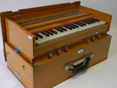 null BINA: orgue. Années 50. Deluxe modèle. Etat de marche. Très bon état de conservation...