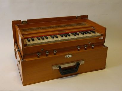 null BINA: orgue. Années 50. Deluxe modèle. Etat de marche. Très bon état de conservation...