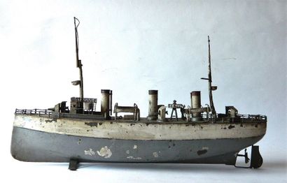 null SCHOENNER, vers 1910, grand croiseur, en tôle peinte, moteur mécanique, en gris...