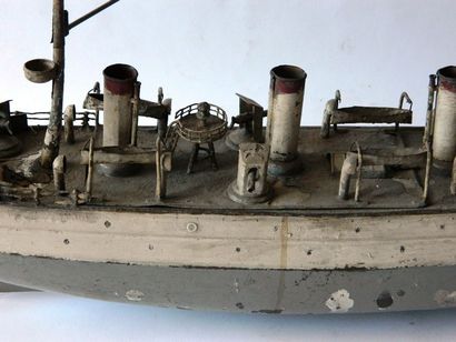 null SCHOENNER, vers 1910, grand croiseur, en tôle peinte, moteur mécanique, en gris...
