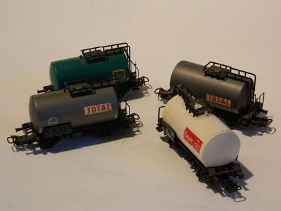 null MÄRKLIN (4) wagons citerne, 2 axes, bon état

- 4645/1 (1967) 2x en gris TOTAL

-...