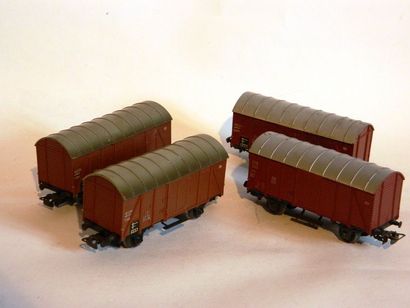 null MÄRKLIN (4) wagons fermés réf. 4501, 2 axes, bon état

4501/1 (1952) toit beige,...