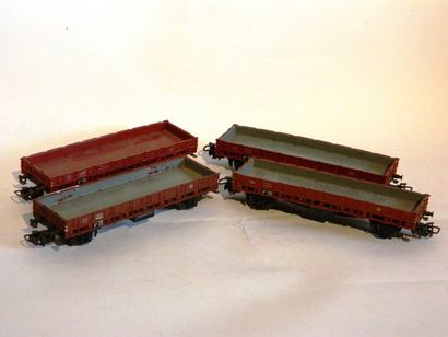 null MÄRKLIN (4) wagons 4607, brun 2 axes, plat pour rangers, avec bac sous châssis...