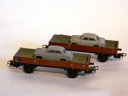 null MÄRKLIN (2) wagons plats, 2 axes, chargé d'une Taunus

305/2 4504/1 (x2) (1955)...
