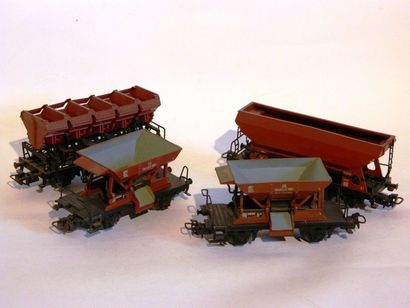 null MÄRKLIN (4)wagons trémies, 2 axes, 4610 2x, 4635, 4631

4610/2 (1957) brun

4610/3...