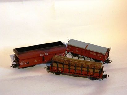 null MÄRKLIN (3) wagons marchandises 4608, 4619, 4624, bon état

4608/3 (1958) wagon...