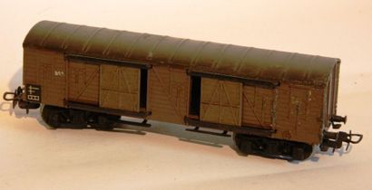 null MÄRKLIN 333/3 (1952) wagon fermé, 4 axes, brun/rouge, 4 axes, petite traces...