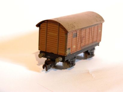 null MÄRKLIN 381/1 (1935) wagon fermé, brun, 2 axes, attelage type 1 bel état.

MÄ...
