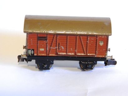 null MÄRKLIN 381/1 (1935) wagon fermé, brun, 2 axes, attelage type 1 bel état.

MÄ....