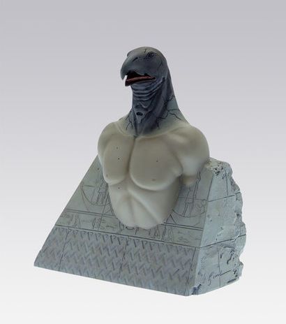null Bilal/Attakus. Sculpture polychrome représentant le personnage de Horus sortant...