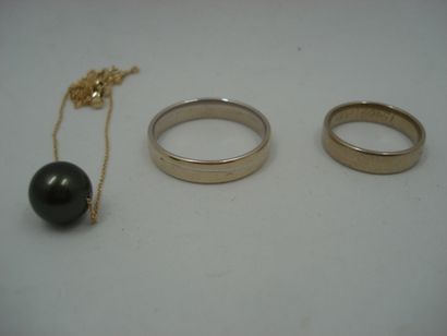 null 2 Alliances Or gris 11,30 g 1 Collier Or et perle 2,48 g
