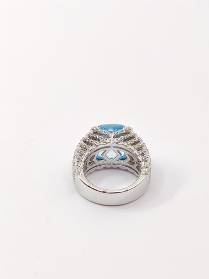 null 
RING in white gold 750° set with an aquamarine in a sugar loaf shape and diamonds...