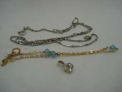 null 1 Bracelet Or jaune 18kt et perles bleues 0,95 g cassé 1 Chaîne Or gris 18kt...