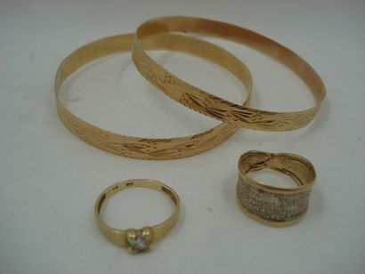 null 2 Bracelets joncs Or jaune 18kt 15,87 g déformés 2 Bagues Or 18kt et pierre...