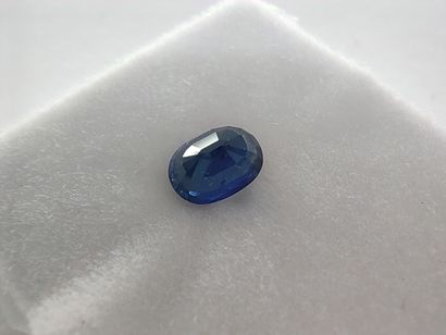 null SAPHIR blue Madagascar ovale 

Dim : 5,6mm x 4,2mm

Poids : 0,68ct