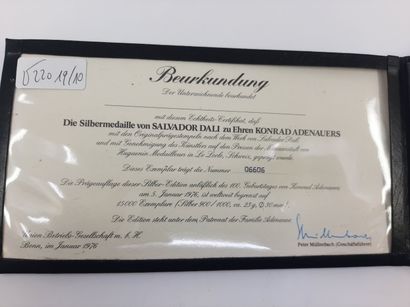 null Médaille Argent 900/1000 de Konrad ADENAUERS signé Dali, présenté sous enveloppe,...