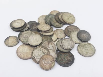 null Un lot de pièces de monnaies en argent comprenant :

Dix-sept pièces de cent...