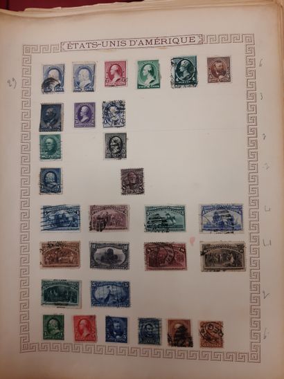 null 1 Valise rouge avec feuilles de timbres du monde dans une chemise de cartes...