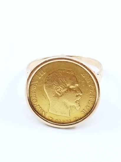 null Travail Français

BAGUE en or jaune 750° ornée d'une pièce de 10 francs 

Poids...