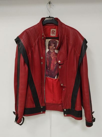 null RR

Perfecto rouge et noir acheté en 1984 à l'effigie de Michael Jackson

Taille...