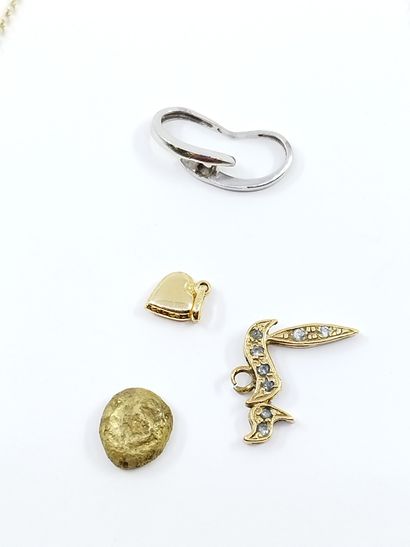 null LOT including :

Yellow gold chain 750° and a yellow gold heart pendant 750°.

A...