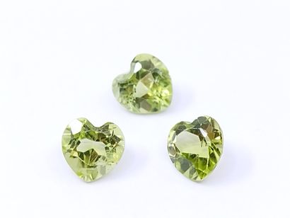 null PERIDOT green Nbr 3 , coeur , Pakistan , 1,63 Carats, Dim : 5 x 5