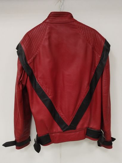 null RR

Perfecto rouge et noir acheté en 1984 à l'effigie de Michael Jackson

Taille...