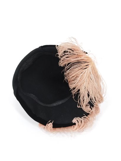 null LOT DE QUATRE CHAPEAUX comprenant :

Un chapeau de soirée en feutrine noir,...