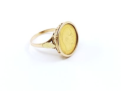 null French Work

Yellow gold ring 750° decorated with a 10 francs coin 

weight...