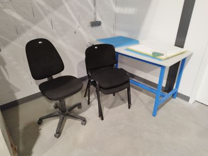 null Deux chaises de bureau

Un fauteuil de bureau

Une table d'atelier