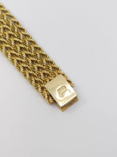 null PIAGET
Montre bracelet en or jaune 750°, boitier ovale sertie de 36 diamants...