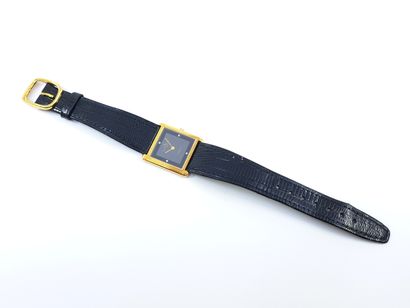 null BAUME ET MERCIER 
Montre bracelet, boîtier carré en or jaune 750°, cadran noir...