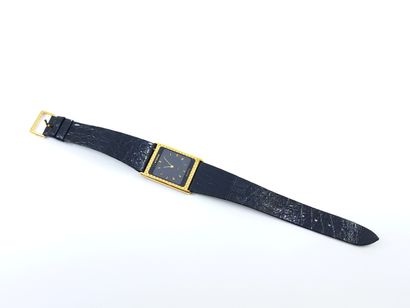 null ETERNA 
Montre bracelet, boîtier rectangulaire en or jaune 750° guilloché, cadran...