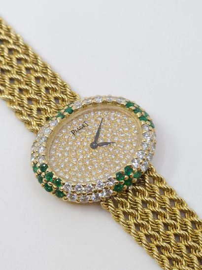 null PIAGET
Montre bracelet en or jaune 750°, boitier ovale sertie de 36 diamants...