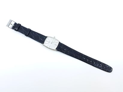 null BAUME ET MERCIER 
Montre bracelet, boîtier tonneau en or gris 750°, cadran gris...