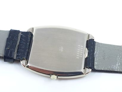 null UNIVERSAL Genève
Montre bracelet, boîtier tonneau en or gris 750°, cadran gris...