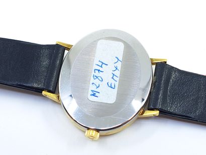 null OMEGA Genève
Montre bracelet, boîtier ovale en métal doré, cadran doré à index...