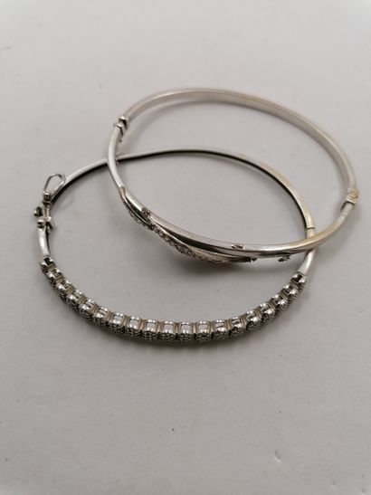 2 Bracelets ouvrants Or gris 18kt et pierres...