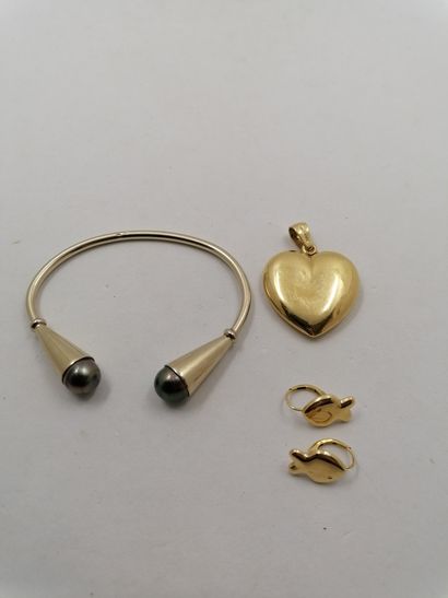 null 1 Paire boucles Or 18kt 2,39 g 1 Pendentif Or 18kt 6,99 g coeur 1 Bracelet Or...