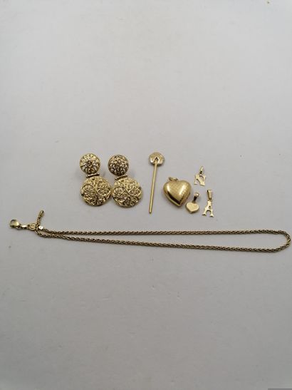 null 4 Pendentifs Or 18kt 4,97 g 1 Chaine Or 18kt 10,30 g 1 Epingle Or 2 tons 18kt...