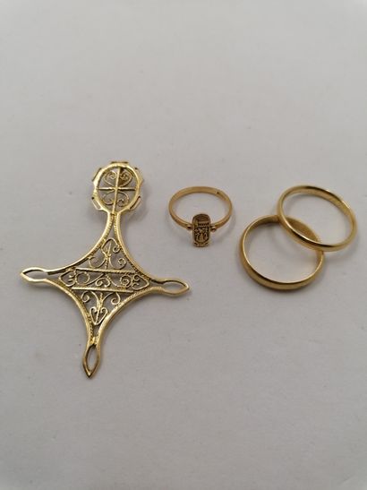 null 2 Alliances Or 18kt 6,36 g 1 Bague Or 18kt 1,59 g 1 Pendentif Or 18kt 5,46 g...