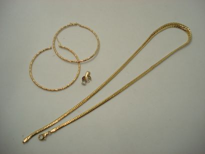 null 1 Pendentif Or 18kt et pierres 1,12 g 1 Collier Or 18kt 10,60 g maille plate...