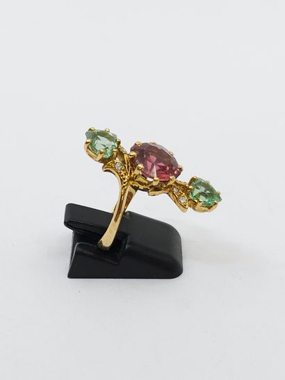 null RING in yellow gold 750° consisting of a line of pink and green stones in trillion...