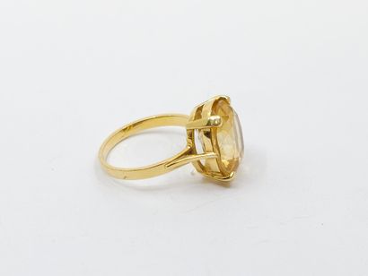 null Yellow gold ring 750° with an oval citrine 
Gross weight : 4,25 g 
TDD 53
